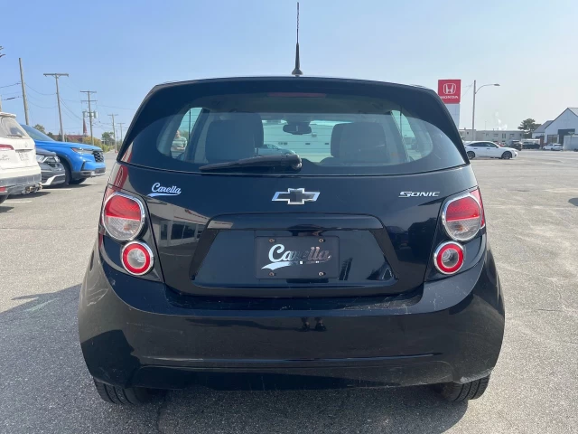 Chevrolet Sonic LS 2012